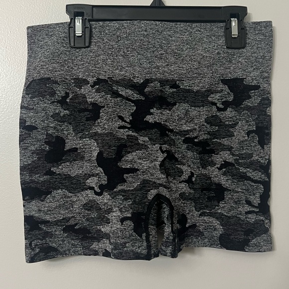 SHEIN camo scrunch workout shorts set (4 total). Size medium - Picture 2 of 10